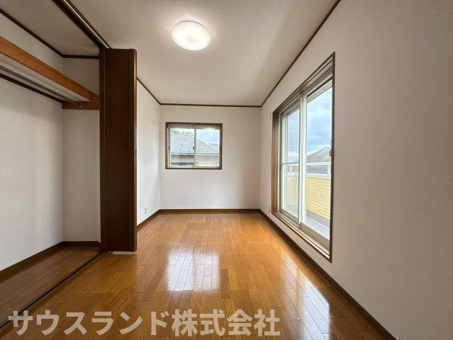 落ち着いた色合いのフローリングが心地よい洋室です！ベッドや学習机を置いてもゆとりのある広さを確保しています。お子様の成長に合わせてレイアウトの変更もしやすく、長く快適にお使いいただける落ち着いた空間♪