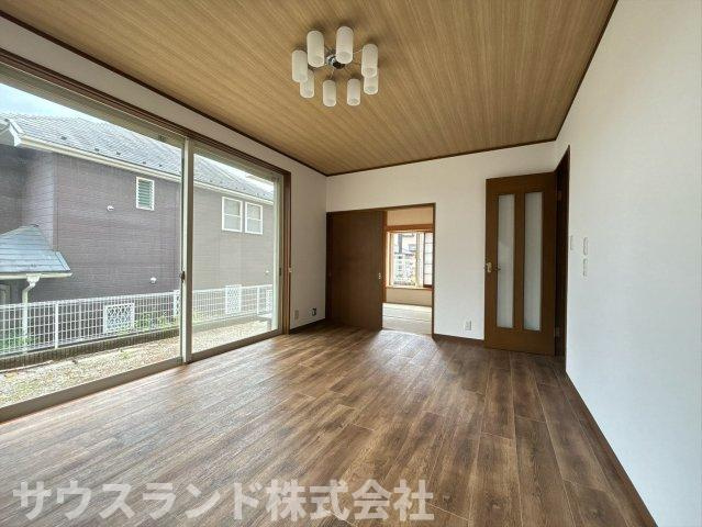 木目調の天井とフローリングが温かみを演出する、広々としたリビングダイニングです！隣接する和室のふすまを開ければ、さらに開放的な大空間に。ご家族の笑顔が自然と集まる、心地よい憩いの場所になります♪