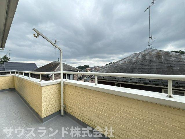 陽当たりの良い広々としたバルコニーです！お洗濯物や大きなお布団もたっぷりと干すことができ、お日様の匂いがするふかふかの仕上がりに。気分転換に外の空気を吸ってリフレッシュするのにも最適なスペースです☆