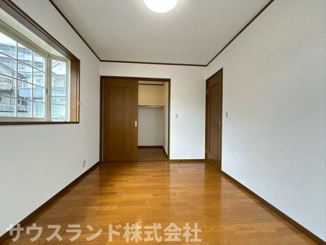 二面採光で明るく風通しの良い洋室です！子供部屋としてはもちろん、テレワーク用の書斎や趣味のお部屋など多目的にご活用いただけます。シンプルな内装で、どんなインテリアもスッキリと馴染むお洒落な空間です♪