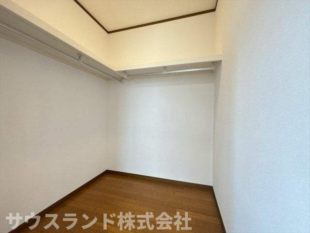 お部屋を広く使える便利なクローゼット収納です！上部には枕棚があり、季節外れのお布団やバッグなども無駄なくしまえます。衣類をハンガーに掛けたまま収納できるので、毎日の身支度もスムーズに整います☆