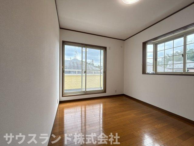 柔らかな光が差し込む使い勝手の良い洋室です！主寝室にぴったりな広さで、大きめのベッドを置いてもゆとりがあります。ご夫婦でのんびりとくつろぎながら、一日の疲れを癒やすことができる温かいお部屋です♪