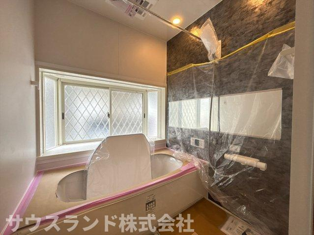木目調のパネルがリラックス空間を演出する浴室です！足を伸ばしてゆったり浸かれる広い浴槽で、一日の疲れをしっかり癒やせます。小窓が付いているため換気がしやすく、カビの発生を抑えていつでも清潔に保てます♪