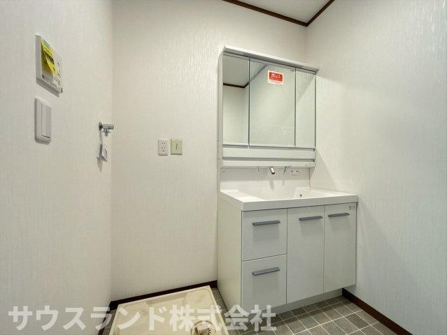 大きな三面鏡を備えた使いやすい独立洗面化粧台です！鏡の裏側はたっぷりの収納スペースになっており、洗面用具や化粧品もすっきり片付きます。洗面ボウルも広く、忙しい朝の身支度もご家族でスムーズに行えます☆