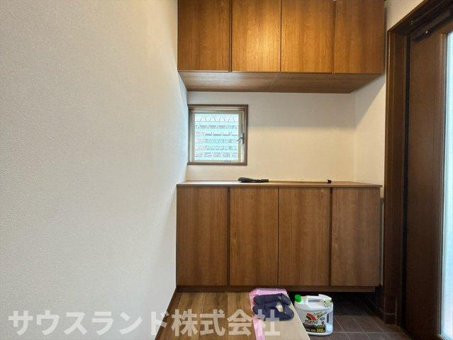 小窓から優しい光が差し込む明るい玄関スペースです！大容量のシューズボックスを備えており、ご家族全員の靴もすっきりと収納可能。いつでも綺麗な玄関を保てるため、急な来客時でも気持ちよくお出迎えできます♪