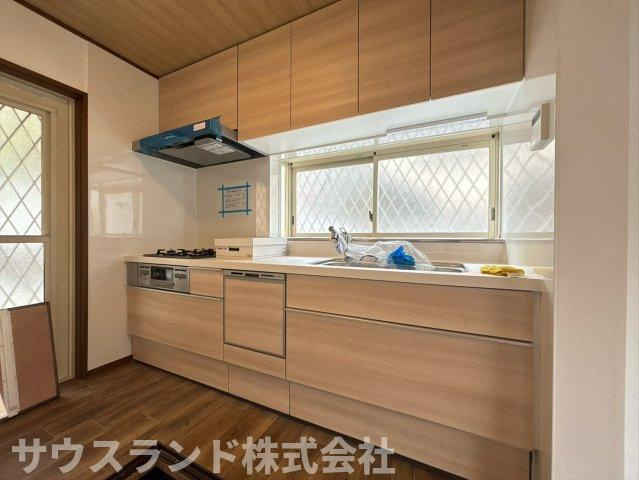 リビングを見渡せる開放的な対面式システムキッチンです！お料理中もご家族との会話が弾み、お子様の様子を見守りながら作業ができます。勝手口も付いており、ゴミ出しなどもスムーズに行えて家事も捗ります☆
