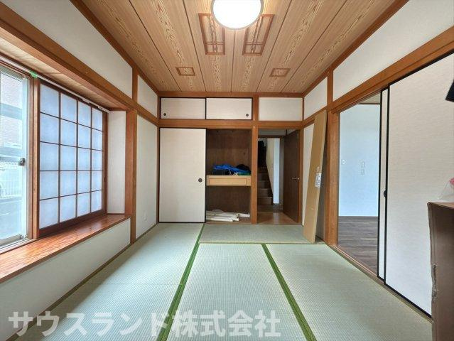 障子から柔らかな光が差し込む、本格的な造りの落ち着いた和室です！い草の香りに癒やされながら、ご家族でゆったりとお昼寝を楽しむのにもぴったり。来客時の客間としても重宝する、使い勝手の良い空間です☆