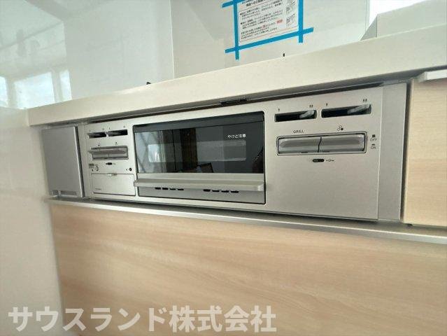 お魚やお肉を美味しく焼き上げるグリルを備えたシステムキッチンです！お料理のレパートリーが広がり、毎日の食卓がさらに豊かになります。お手入れもしやすく、いつでも清潔な状態で楽しくお料理ができます☆