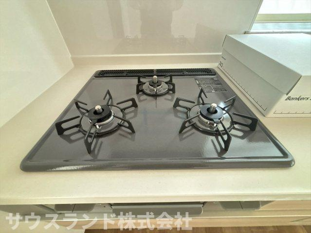 3口コンロでお料理の同時進行が可能なキッチンです！忙しい朝のお弁当作りや夕飯の準備も効率よく行え、毎日の家事の時短に繋がります。フラットな天板でお掃除もサッと拭くだけで簡単。いつでも清潔に保てます♪