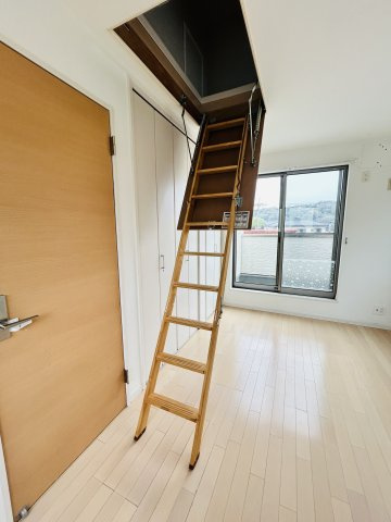 小屋裏収納付き！