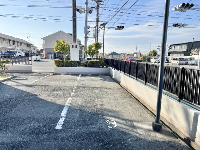 奥行きのある駐車場です！！