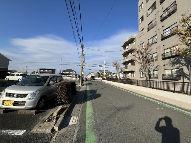 前面道路を北を向いて撮影しました。