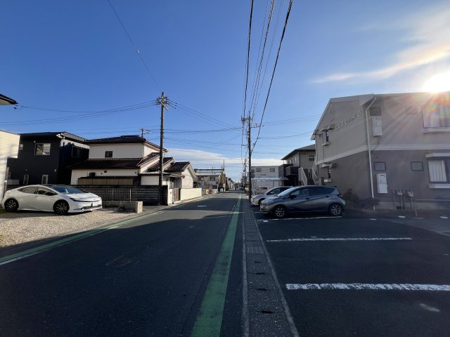 前面道路を南を向いて撮影しました。