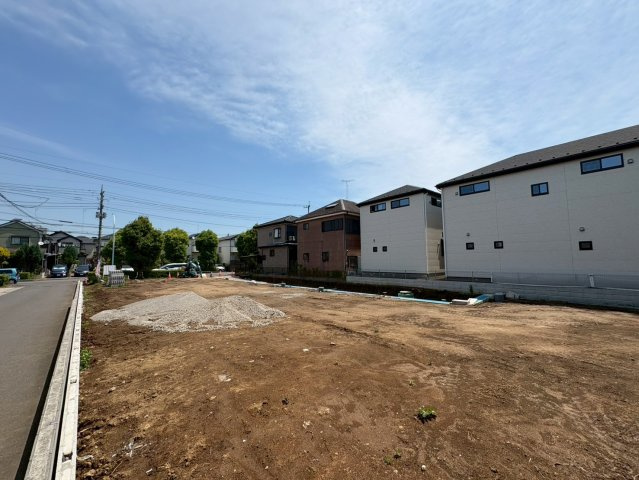 D区画　バス停から徒歩4分！閑静な住宅地！花田小学校まで徒歩2分(約160ｍ)お子様の通学は安心！スーパーマルサン越谷花田店徒歩5分(350ｍ)お買い物は近くて便利！お気軽にお問い合わせください！
