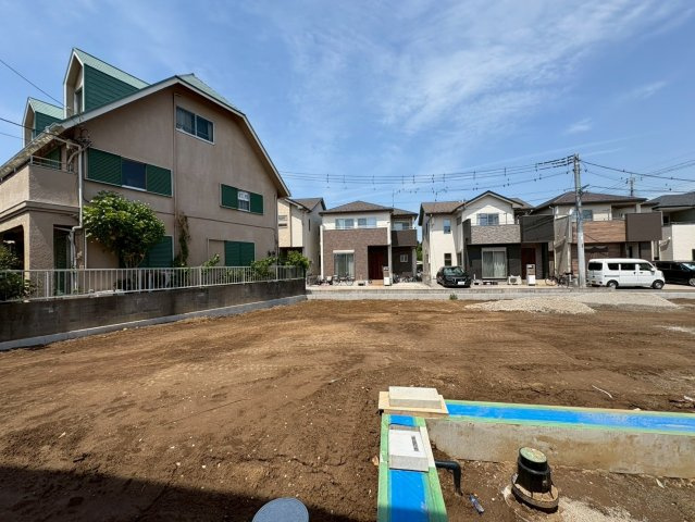 D区画　バス停から徒歩4分！閑静な住宅地！花田小学校まで徒歩2分(約160ｍ)お子様の通学は安心！スーパーマルサン越谷花田店徒歩5分(350ｍ)お買い物は近くて便利！お気軽にお問い合わせください！