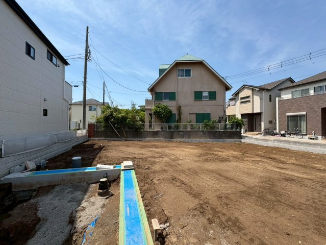 D区画　バス停から徒歩4分！閑静な住宅地！花田小学校まで徒歩2分(約160ｍ)お子様の通学は安心！スーパーマルサン越谷花田店徒歩5分(350ｍ)お買い物は近くて便利！お気軽にお問い合わせください！