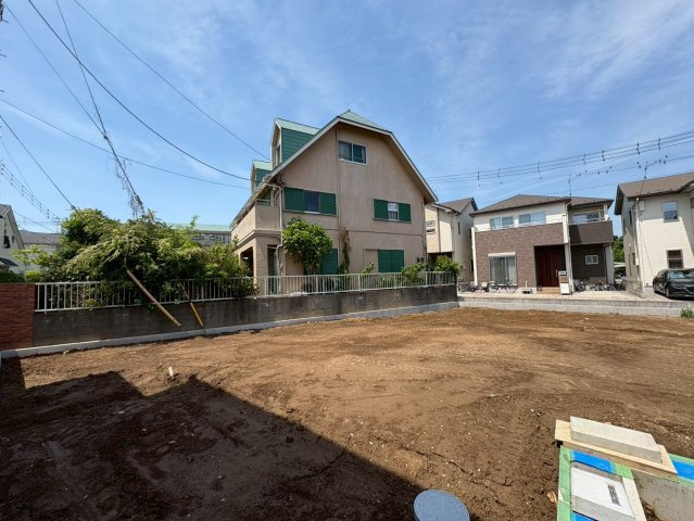 D区画　バス停から徒歩4分！閑静な住宅地！花田小学校まで徒歩2分(約160ｍ)お子様の通学は安心！スーパーマルサン越谷花田店徒歩5分(350ｍ)お買い物は近くて便利！お気軽にお問い合わせください！