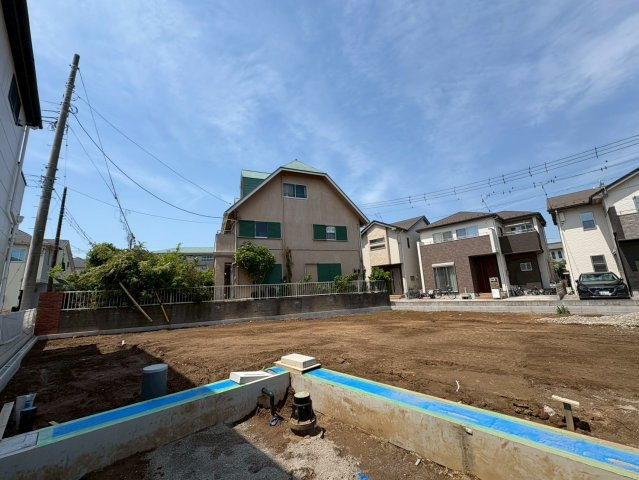 D区画　バス停から徒歩4分！閑静な住宅地！花田小学校まで徒歩2分(約160ｍ)お子様の通学は安心！スーパーマルサン越谷花田店徒歩5分(350ｍ)お買い物は近くて便利！お気軽にお問い合わせください！