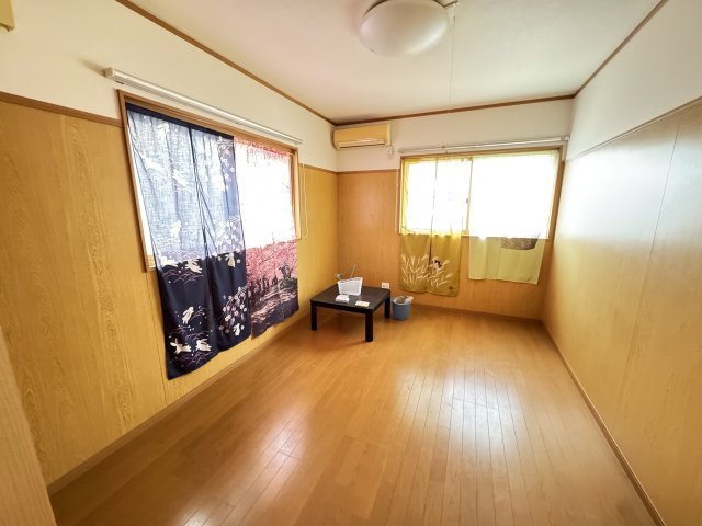 スタンダードな洋室です