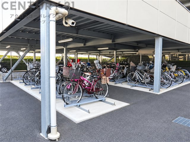 屋根付きの駐輪場を備え、大切な自転車を雨風から守れる快適な共用スペース。整理された駐輪ラックで出し入れもしやすく、毎日の通勤・通学やお買い物にも便利です。