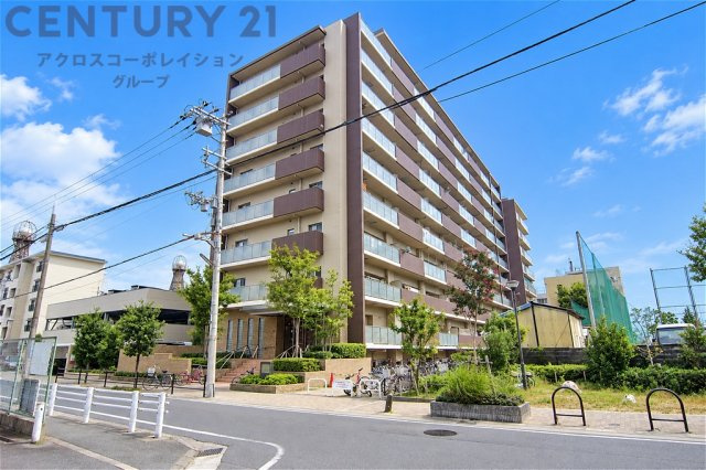 落ち着いた色調の外観が印象的なマンション。植栽が美しく整えられたエントランスが住まう方を迎えます。開放感のある佇まいと、街並みに調和した上品なデザインも魅力です。