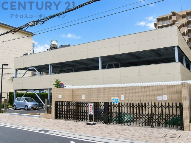 敷地内に駐車スペースを備え、お車をお持ちの方にも便利な住環境。しっかりと整備された共用部分で、日々の暮らしを快適にサポートします。周辺の街並みも落ち着いた印象です。