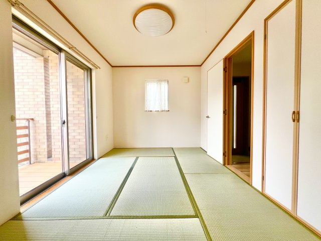 南向きの陽当たりの良い和室！