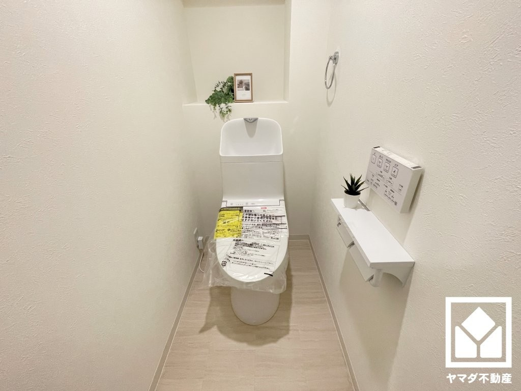 明るく清潔感溢れるトイレです。温水洗浄便座付きで、季節を問わずいつでも温かい便座をお使いいただけます。2連トイレットペーパーホルダーなのでお取替えの手間も軽減できます。