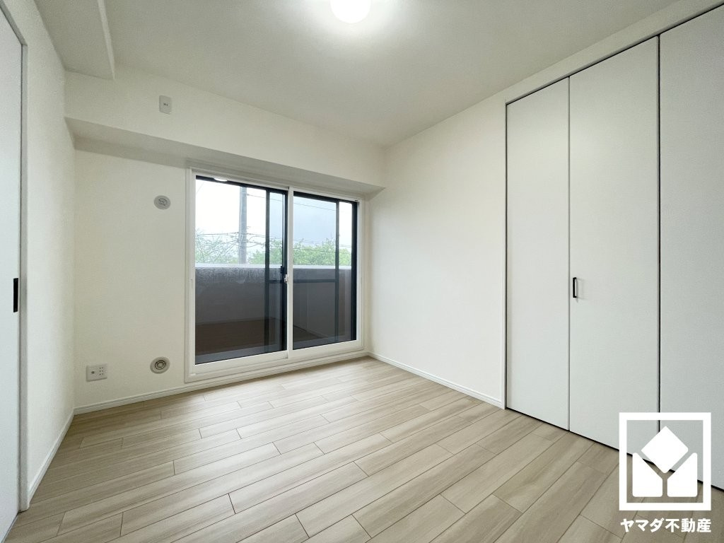約6帖の南側洋室です。全居室バルコニーに繋がるお部屋となっております。風通しが良く、明るい陽光がたっぷり差し込む心地よい生活空間です。