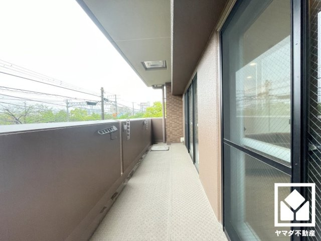 南向き・西向きの2面バルコニーで陽当たり、風通し良好。広々としたバルコニーが2か所ございますので、お洗濯物をたっぷりと干す事ができます。