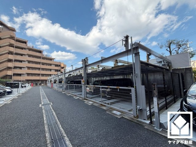 敷地内に駐車場を完備。重い荷物や雨の日の移動もスムーズで、快適なカーライフを実現。機械式のため車種に制限がございます。空き状況等は弊社スタッフまでお気軽にお問い合わせください。