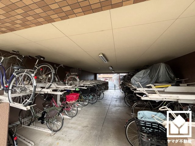 サイクルラックの設置された屋内駐輪場を完備。スッキリ整理されて、自転車同士の接触や転倒の心配がございません。
