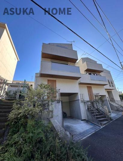 前面に道路があり、駐車もしやすい一戸建てです。