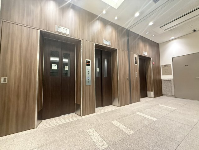 エレベーターを3基設置。朝の通勤・通学時など、混み合う時間帯にも配慮された共用設備です。