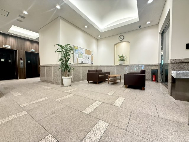 ロビーにはちょっとした待ち時間にも利用できるソファースペースを設置。待ち合わせや休憩などにも便利な、ゆとりのある共用空間です。