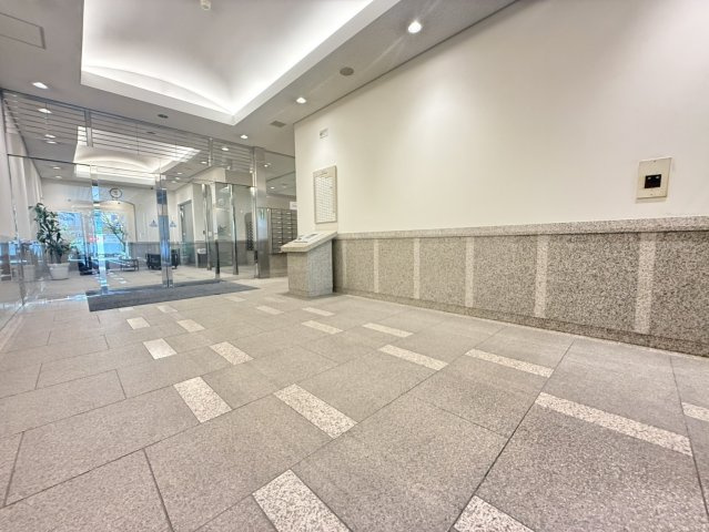 明るく開放感のあるエントランス。清潔感のある空間が、住まう方や訪れる方を心地よく迎えてくれます。