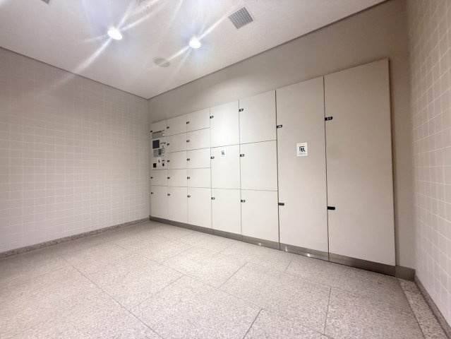 不在時でも荷物を受け取れる宅配ボックスを設置。時間を気にせず荷物を受け取れるため、忙しい方にも便利な設備です。