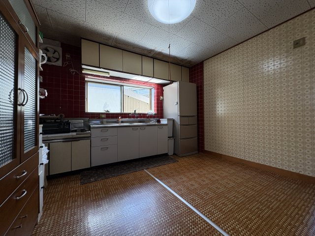 ダイニングと一体感のあるキッチンスペースは、開放感があり使いやすい設計です。大きな窓から光が入り、明るい環境で調理が可能です。冷蔵庫や家電の配置もしやすく、生活スタイルに合わせたレイアウトが可能です。