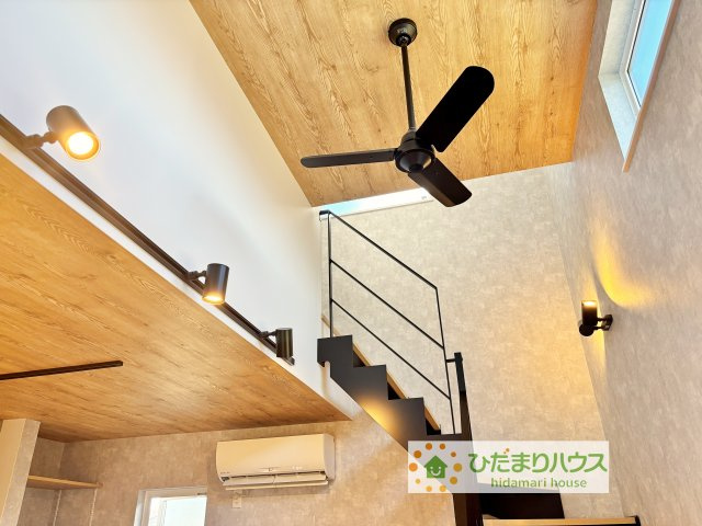 天井からはオシャレな照明が各所に配置され、ホテルライクな空間を演出しております。