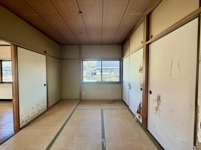 押入収納が備わった使い勝手の良い和室。布団や季節用品などをしっかり収納でき、室内を広く使うことができます。窓からは自然光が入り、明るく落ち着いた空間。家族のくつろぎスペースや客間など、対応できます。