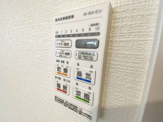 浴室の便利な暖房換気乾燥機。雨の日等、花粉の時期や夜など、外に洗濯物を干せない時も活躍！（施工例）