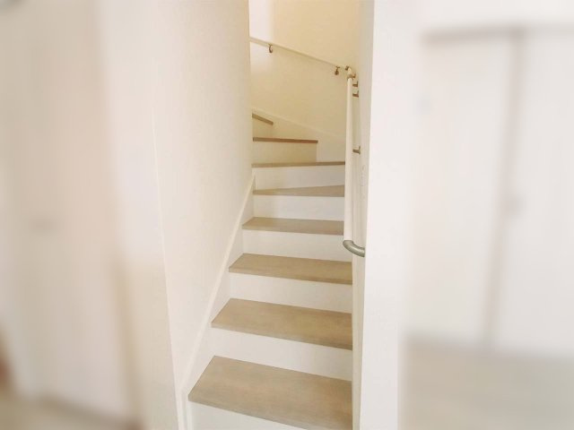 階段には手すりを設置。昇降を安全にサポートし、お子様からご高齢の方まで、安心して暮らせます