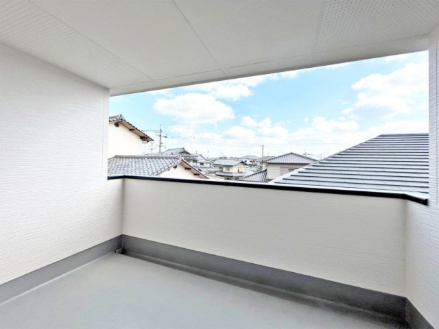陽当たり良い南東向きのバルコニー。洗濯物が良く乾きそうですね。