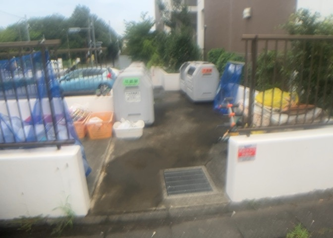 共有部分は、住民なら誰もが使える設備のこと。例えば駐車場やエレベーター、インターネット設備、セキュリティ設備などがあります。他にも、マンションの廊下・外部階段やエントランス・ゴミ置き場などがあります。