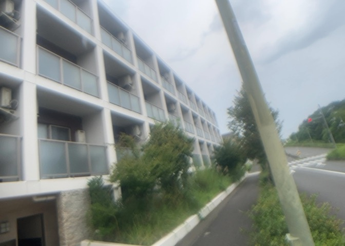 眺望の良さを楽しめるダイニングキッチンで家族団らんの時間を過ごしてはいかがでしょうか。バルコニーから見える景色を家族で眺める時間は、時間が経つのを忘れてしまいそうですね。是非、現地を見に行きましょう！