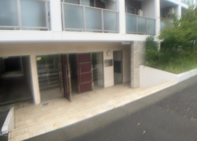 道幅が広い場所は日当たりや風通が良好です。幅が広いのですれ違いも可能ですし大きな車でも駐車可能！一方で、大型車が通ることも多くなるため交通量の増加により騒音に繋がります。また土地の値段が高くなります。
