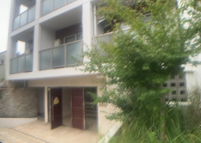 ＲＣ造、Reinforced　Concreteは直訳すると補強されたコンクリートです。主に柱や梁・床・壁が鉄筋とコンクリートで構成おり、鉄筋を組んだ型枠にコンクリートを流し込んで固めたものを指します。