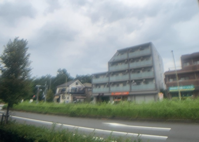 眺望を気にして物件を探す場合、前面に建物が建っていないか現地で確認しましょう！前面に建物があると景色はもちろん、日当たりや風通しにも影響が出てきます。住んだ時のことを想像しながら現地見学をしましょう。
