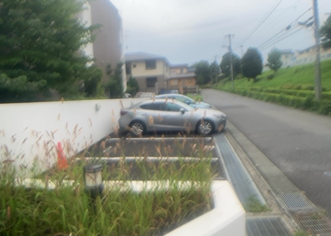 駐車場と明記されていても、最小スペースでつくられた駐車場だと大型車は駐車できなかったり、出入りしにくくなったりする可能性があります。お車のサイズと購入したい物件の駐車場のサイズを現地で確認しましょう。