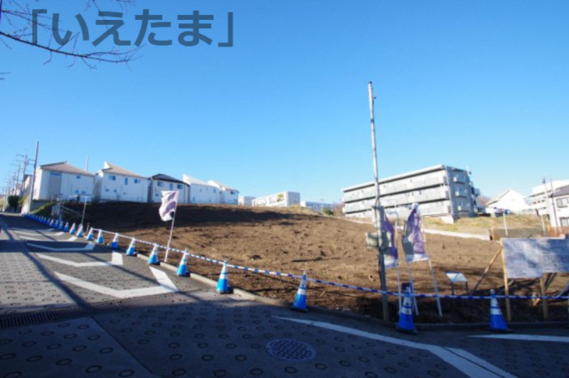 西から東へ向かって勾配があり、ひな壇の仕上がりになります。
